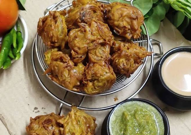 बारिश में गर्मागर्म आलू पकोड़ों के साथ हरी चटनी (Indulge in Hot and Savory Aalu Pakoras During Rainy Days)